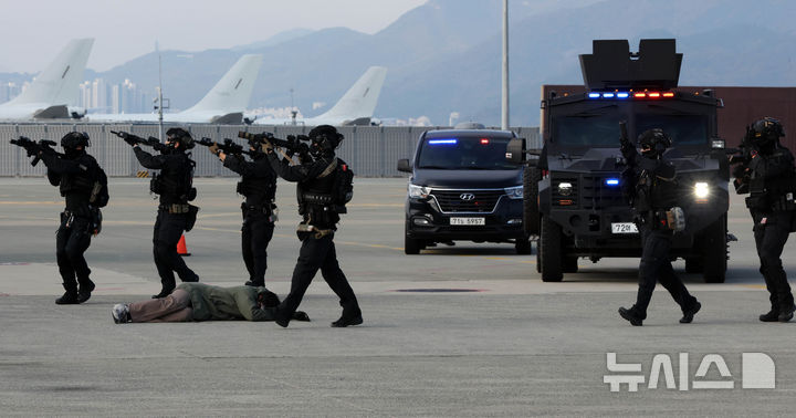 [부산=뉴시스] 하경민 기자 = '2024년도 김해국제공항 대테러 종합훈련'이 열린 20일 부산 강서구 김해국제공항에서 경찰특공대가 인질 테러범을 제압하기 위해 피랍 항공기에 진입하고 있다.   이날 훈련에는 한국공항공사 부산본부, 국가정보원, 부산지방항공청, 국군방첩사령부, 부산경찰청, 공군 제5공중기동비행단, 대한항공 등 12개 기관 120여 명이 참여했으며, 대한항공 A321 여객기를 비롯해 폭발물처리차량, 군 장갑차 등 25종 29대 장비가 동원됐다. 2024.11.20. yulnetphoto@newsis.com