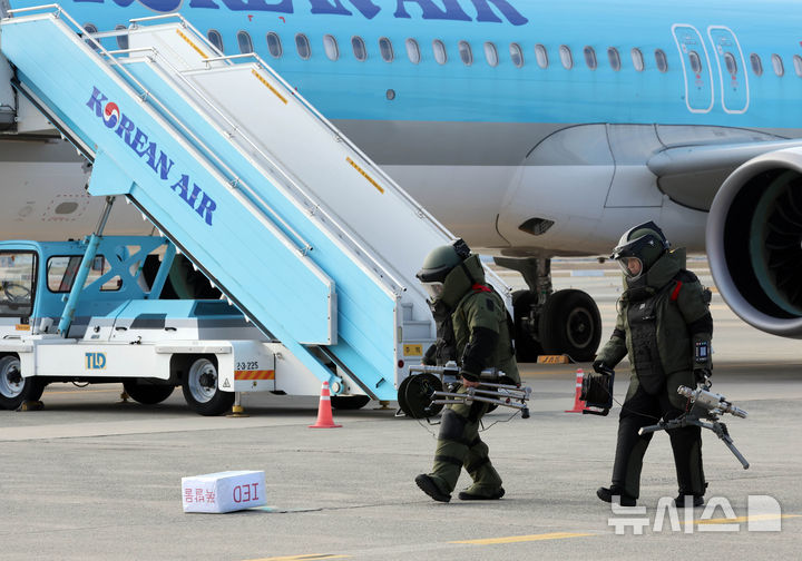 [부산=뉴시스] 하경민 기자 = '2024년도 김해국제공항 대테러 종합훈련'이 열린 20일 부산 강서구 김해국제공항에서 폭발물처리반 요원들이 드론을 활용해 테러한 폭발물을 확인하고 있다.  이날 훈련에는 한국공항공사 부산본부, 국가정보원, 부산지방항공청, 국군방첩사령부, 부산경찰청, 공군 제5공중기동비행단, 대한항공 등 12개 기관 120여 명이 참여했으며, 대한항공 A321 여객기를 비롯해 폭발물처리차량, 군 장갑차 등 25종 29대 장비가 동원됐다. 2024.11.20. yulnetphoto@newsis.com