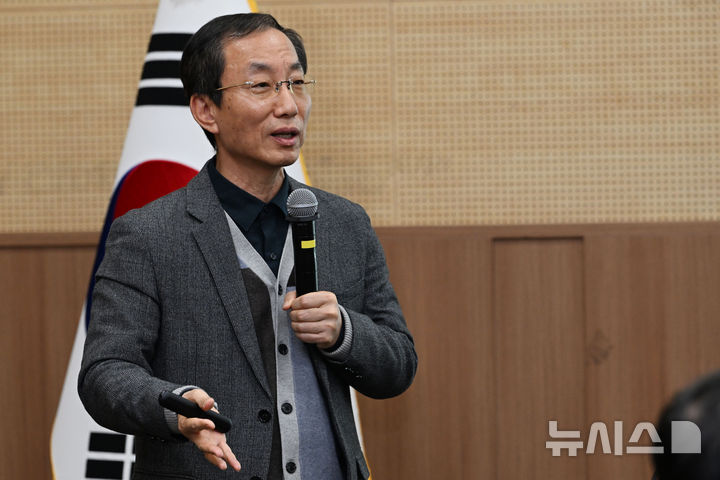 [광주=뉴시스] 이영주 기자 = 김항집 광주대 도시·부동산학과 교수가 20일 오후 광주 서구 김대중컨벤션센터에서 열린 '광주의 미래를 묻다:광주의 지도가 바뀐다' 정책포럼에 참여해 주제발표하고 있다. 2024.11.20. leeyj2578@newsis.com