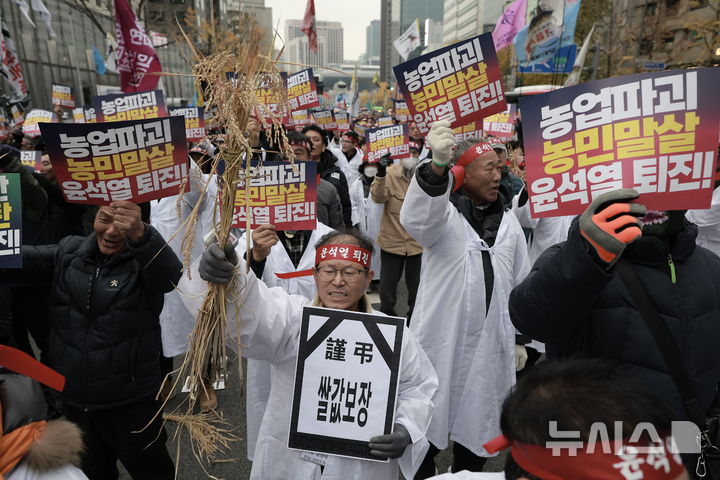 [서울=뉴시스] 정병혁 기자 = 20일 서울 중구 숭례문 앞에서 열린 '농업파괴 농민말살 윤석열 퇴진 전국농민대회 및 2차 퇴진 총궐기에서 참가자들이 구호를 외치고 있다. 2024.11.20. jhope@newsis.com