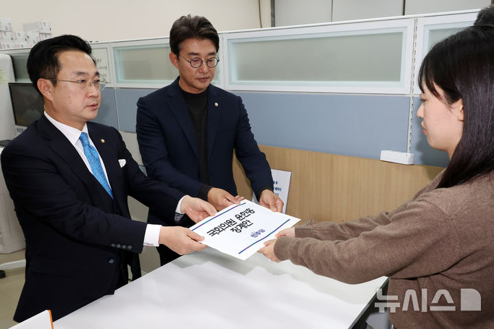 [서울=뉴시스] 조성우 기자 = 박성준(왼쪽) 더불어민주당 원내수석부대표와 노종면 원내대변인이 20일 오후 서울 여의도 국회 의안과에 윤한홍 국민의힘 의원에 대한 징계안을 제출하고 있다. 민주당은 윤석열 대통령과 명태균씨의 대화 녹취가 공개된 다음 날 윤한홍 의원이 사태 무마에 나선 정황이 드러났다며 윤 의원을 국회 윤리위원회에 제소하겠다고 밝혔다. 2024.11.20. xconfind@newsis.com