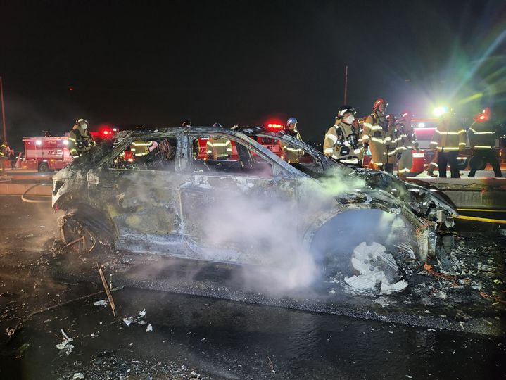 [부산=뉴시스] 21일 오전 부산 강서구의 한 도로 중앙분리대를 충돌한 전기차량에서 화재가 발생했다. (사진=부산소방재난본부 제공) 2024.11.21. photo@newsis.com *재판매 및 DB 금지