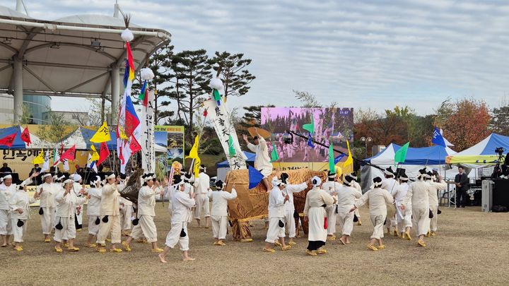 [창녕=뉴시스] 창녕시무구지놀이. (사진=창녕군 제공) 2024.11.21. photo@newsis.com *재판매 및 DB 금지