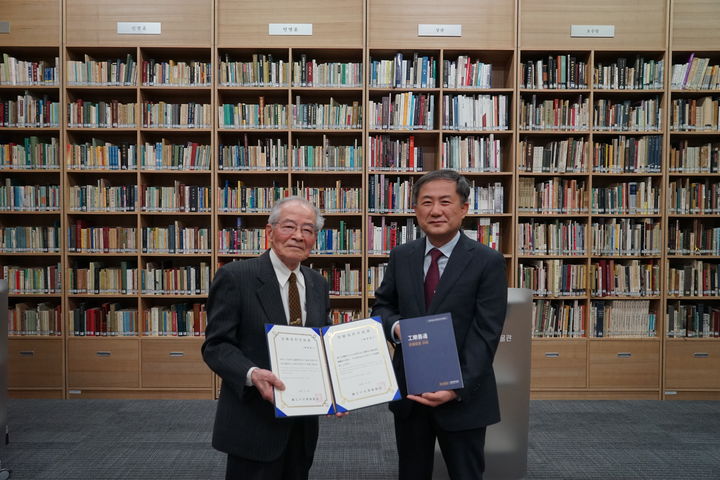 [서울=뉴시스] 국립중앙박물관에서 열린 도서 기증식에 참석한 구라쿠 요시유키 오사카 부립 사야마이케박물관 명예관장과 김재홍 국립중앙박물관장(오른쪽) (사진=국립중앙박물관 제공) 2024.,11.21. photo@newsis.com *재판매 및 DB 금지