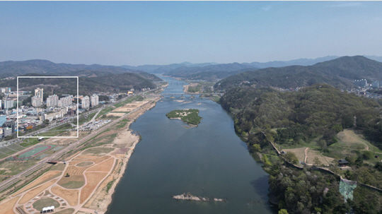 [공주=뉴시스] 하늘에서 내려다 본 사업대상지인 (왼쪽 네모안) 공주시 신관동 옛 버스터미널 부지.(사진=공주시 제공) 2024.11.20. photo@newsis.com *재판매 및 DB 금지