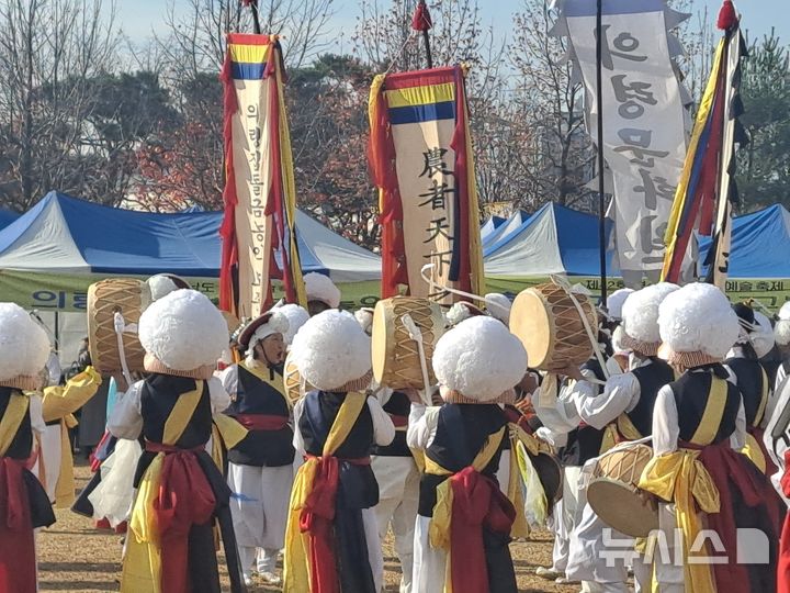 [창원=뉴시스] 지난 19일부터 20일까지 경남 함안군 함주공원 다목적잔디구장에서 열린 '제42회 경남민속예술축제' 경연에 참가한 의령군 집돌금농악 팀이 공연하고 있다. (사진=경남도 제공) 2024.11.21. photo@newsis.com