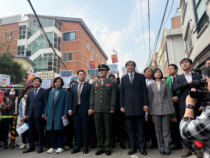 [서울=뉴시스] 박정훈 대령의 결심 공판을 앞두고 서울 용산구 중앙지역군사법원 앞에서 기자회견이 열렸다. 2024.11.21. photo@newsis.com *재판매 및 DB 금지