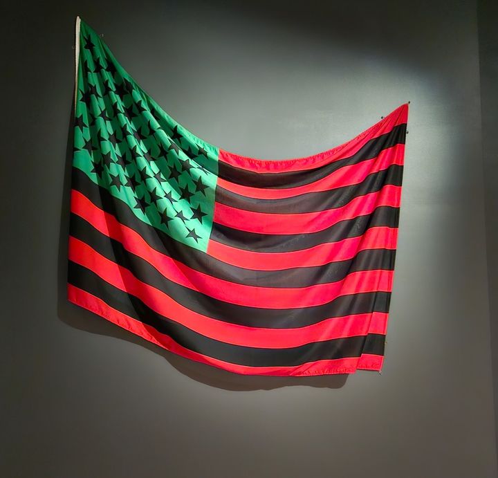 [사진=이한빛 미술칼럼니스트] David Hammons, African-American Flag 전시 전경. 1990년 암스테르담에서 열린 ‘블랙 USA’전에서 처음 공개된 작품으로 흰색, 빨강, 파랑을 사용하는 미국 국기를 빨강, 초록, 검정으로 바꾸었다. 검정색으로 바뀐 흰 별은 백인과 흑인으로 읽힌다. *재판매 및 DB 금지