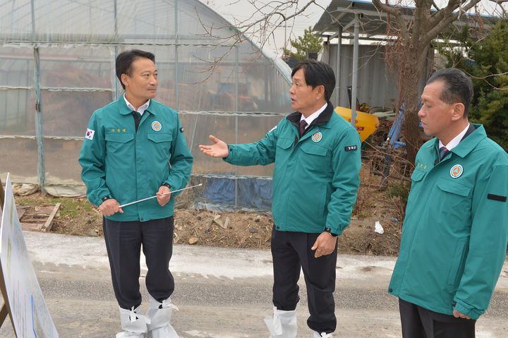 [인천=뉴시스] 박용철(가운데) 인천 강화군수가 고병원성 조류인플루엔자(AI) 발생농장을 찾아 방역상황을 점검하고 있다. (사진=강화군 제공) 2024.11.21. photo@newsis.com *재판매 및 DB 금지