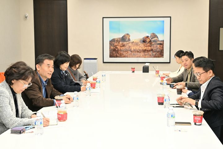 [울산=뉴시스] 구미현 기자 = 김영길 울산 중구청장은 21일 서울시 서초구에 위치한 ㈜신세계 본사를 방문해 ㈜신세계 임원진과 면담을 가졌다. (사진=울산시 중구 제공) 2024.11.24. photo@newsis.com *재판매 및 DB 금지