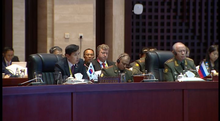 [서울=뉴시스] 김선호 국방부차관이 21일 오전 라오스에서 열린 제11차 아세안 확대 국방장관회의에서 북한군의 러시아 파병에 대한 우리 정부 입장을 발표하고 있다. (사진=국방부 제공) 2024.11.21. photo@newsis.com *재판매 및 DB 금지