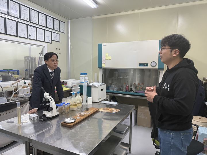 [창원=뉴시스]경남조달청, 전통주 만드는 ‘청년창업기업 빛올’ 방문.(사진=경남조달청 제공) 2024.11.21.photo@newsis.com *재판매 및 DB 금지