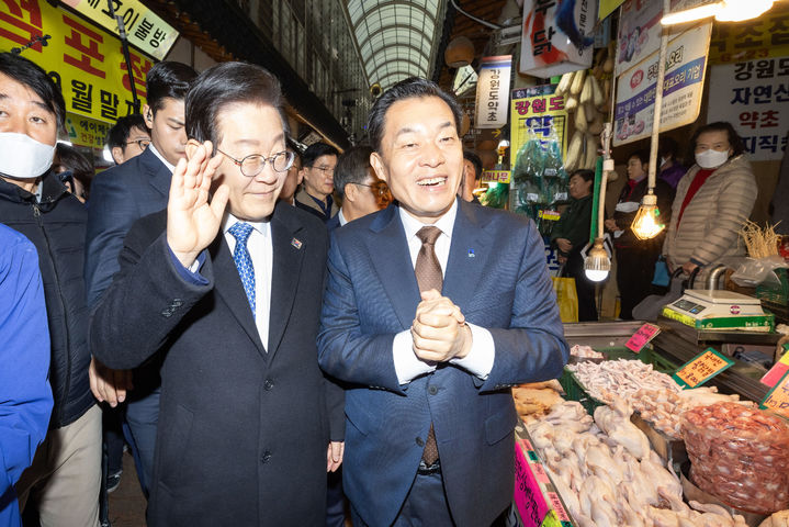 [수원=뉴시스] 이재명 더불어민주당 대표와 이재준 경기 수원시장이 21일 수원 못골종합·영동시장을 돌며 민생현장을 탐방하고 있다. (사진=수원시 제공) 2024.11.21. photo@newsis.com *재판매 및 DB 금지