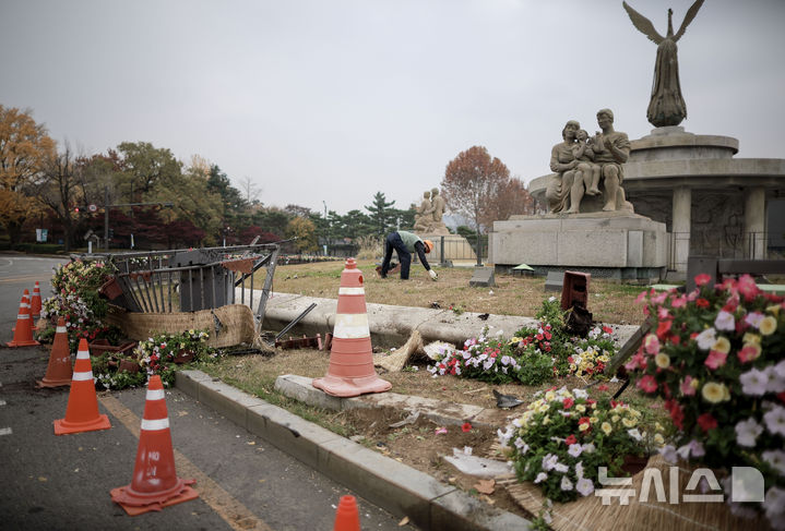 [서울=뉴시스] 정병혁 기자 = 21일 오전 0시 15분쯤 10대 후반 남성이 운전하던 승용차가 돌진해 발생한 서울 종로구 청와대 앞 분수광장 사고현장에서 관계자가 부서진 화단과 울타리 등을 정리하고 있다. 2024.11.21. jhope@newsis.com