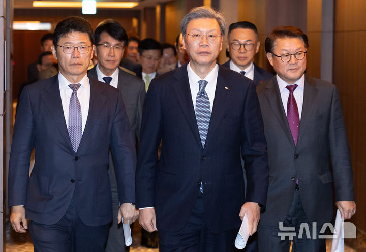 [서울=뉴시스] 황준선 기자 = 김창범(가운데) 한국경제인협회 상근부회장과 주요 그룹 사장단이 21일 오전 서울 중구 롯데호텔에서 열린 '한국경제 재도약을 위한 주요 기업 사장단 긴급 성명' 발표를 위해 이동하고 있다. 2024.11.21. hwang@newsis.com