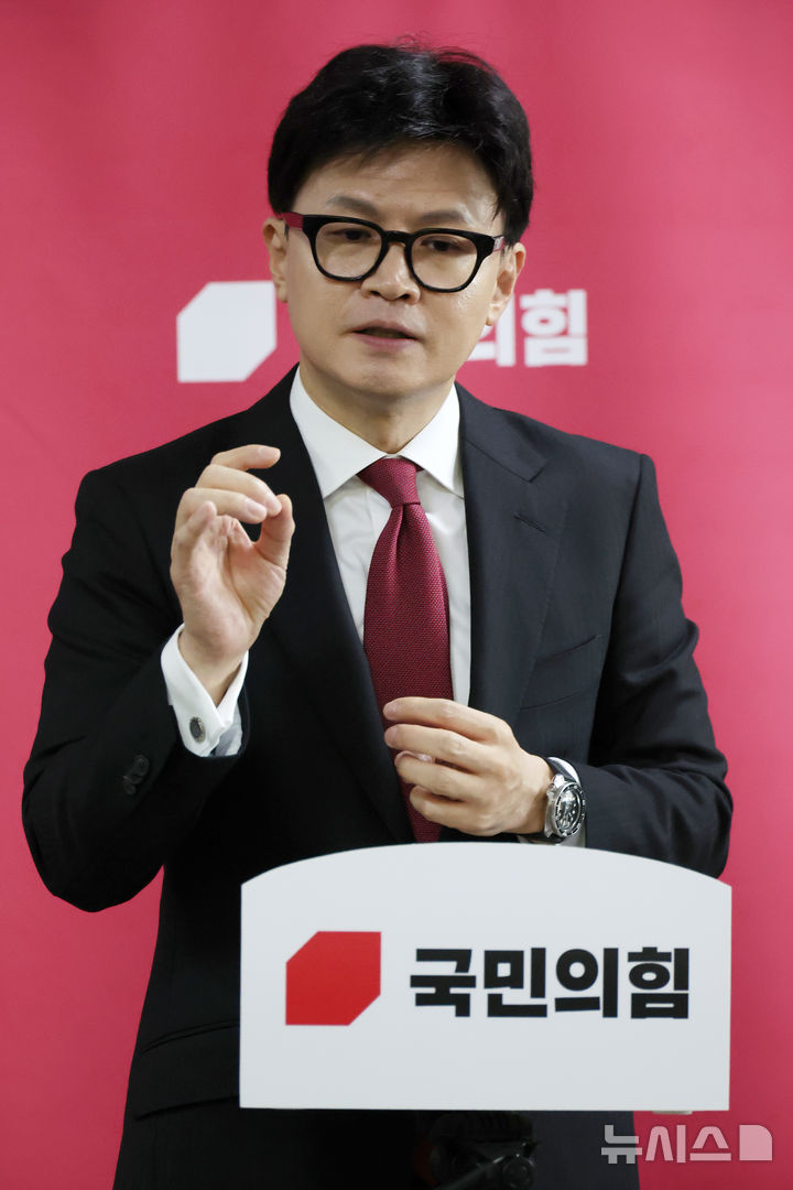 [서울=뉴시스] 조성우 기자 = 한동훈 국민의힘 대표가 21일 오전 서울 여의도 국회에서 열린 최고위원회의를 마친 뒤 취재진 질문에 답변하고 있다. 2024.11.21. xconfind@newsis.com