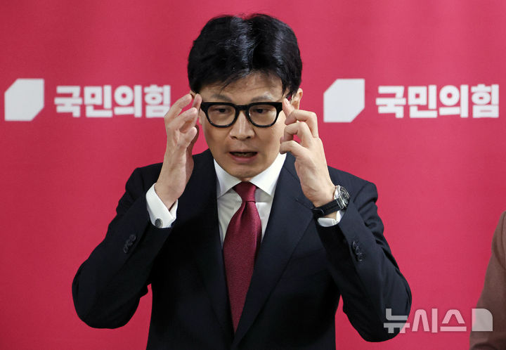 [서울=뉴시스] 조성우 기자 = 한동훈 국민의힘 대표가 21일 오전 서울 여의도 국회에서 열린 최고위원회의를 마친 뒤 취재진 질문에 답변하고 있다. 2024.11.21. xconfind@newsis.com