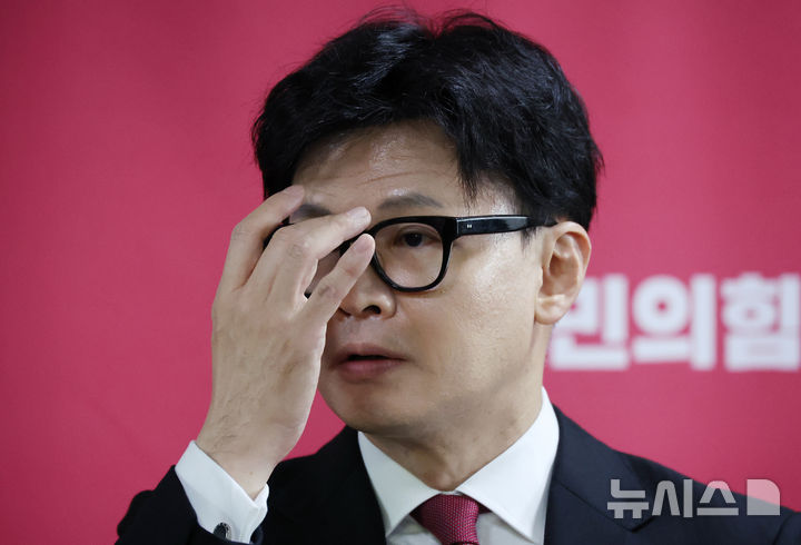 [서울=뉴시스] 조성우 기자 = 한동훈 국민의힘 대표가 21일 오전 서울 여의도 국회에서 열린 최고위원회의를 마친 뒤 취재진 질문에 답변하다 안경을 고쳐 쓰고 있다. 2024.11.21. xconfind@newsis.com