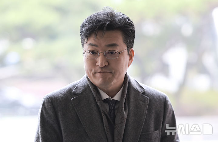 [서울=뉴시스] 정병혁 기자 = 태광그룹 계열사 경영진에게 150억원대 부당대출을 지시한 혐의를 받는 김기유 전 태광그룹 경영협의회 의장의 변호인이 21일 서울 마포구 서울서부지방법원에서 열린 영장실질심사(구속 전 피의자심문)에 출석하며 질문에 답하고 있다. 이 날 김 전 의장은 취재진에 모습을 드러내지 않았다. 2024.11.21. jhope@newsis.com