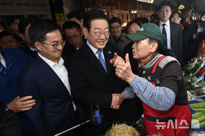 [수원=뉴시스] 김종택기자 = 이재명 더불어민주당 대표와 김동연 경기도지사가 21일 경기도 수원시 못골시장을 방문해 상인들과 인사하고 있다. (공동취재) 2024.11.21. photo@newsis.com