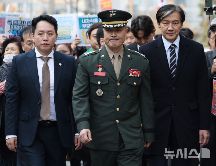 [서울=뉴시스] 김진아 기자 = 채 상병 순직 사건을 수사하다가 보직 해임된 박정훈 대령(전 해병대 수사단장)과 조국 조국혁신당 대표가 21일 서울 용산구 중앙지역군사법원에서 열리는 항명과 상관 명예훼손 혐의에 관한 결심 공판에 출석하기 앞서 기자회견에 참석하고 있다. 2024.11.21. bluesoda@newsis.com