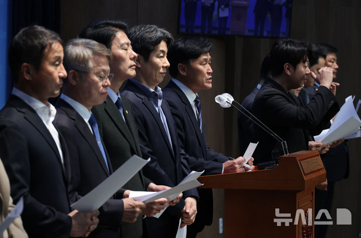 [서울=뉴시스] 고승민 기자 = 더불어민주당 전정권탄압대책위원회 김영진 위원장을 비롯한 의원들이 21일 서울 여의도 국회 소통관에서 김정숙 여사 소환 통보 관련 기자회견을 하고 있다. 2024.11.21. kkssmm99@newsis.com