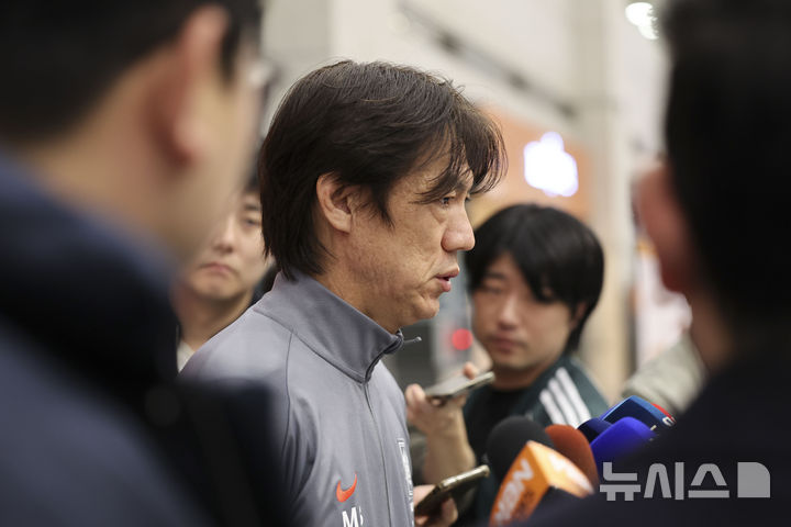 [인천공항=뉴시스] 김근수 기자 = 홍명보 대한민국 축구 국가대표팀 감독이 21일 인천 중구 인천국제공항 제1여객터미널에서 취재진 질문에 답하고 있다. 2024.11.21. ks@newsis.com