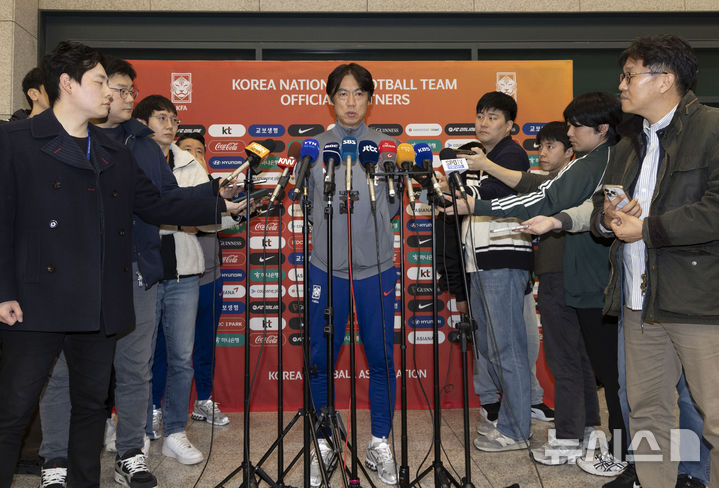 [인천공항=뉴시스] 김근수 기자 = 홍명보 대한민국 축구 국가대표팀 감독이 21일 인천 중구 인천국제공항 제1여객터미널에서 취재진 질문에 답하고 있다. 2024.11.21. ks@newsis.com