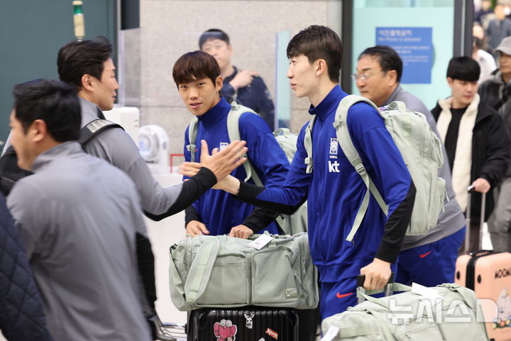 [인천공항=뉴시스] 김근수 기자 = 대한민국 축구 국가대표팀 선수들이 21일 인천 중구 인천국제공항 제1여객터미널로 2026 FIFA 북중미 월드컵 3차예선 원정 경기를 마치고 귀국하고 있다. 2024.11.21. ks@newsis.com