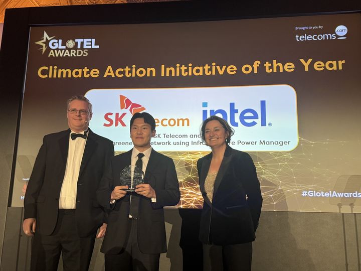 [서울=뉴시스] SK텔레콤이 전세계 우수 통신 기업들을 대상으로 하는 글로텔 어워드(Glotel Awards) 2024에서 '올해의 기후 보호 활동상'을 수상했다. (사진=SKT 제공) *재판매 및 DB 금지