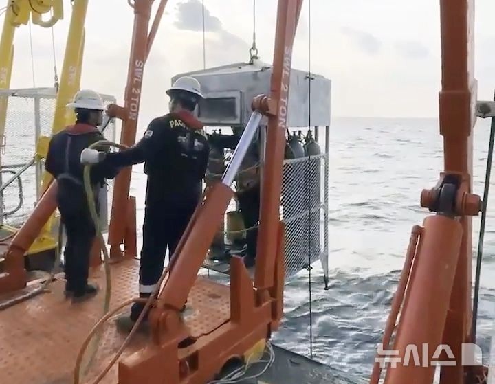 [제주=뉴시스] 금성호 수색 작업 14일 차인 21일 오후 제주 비양도 해상에서 수심 90m 선체 수색을 위해 심해잠수사들이 수중 이송장비(LARS)를 통해 잠수하고 있다. (사진=제주지방해양경찰청 제공) 2024.11.22. photo@newsis.com 