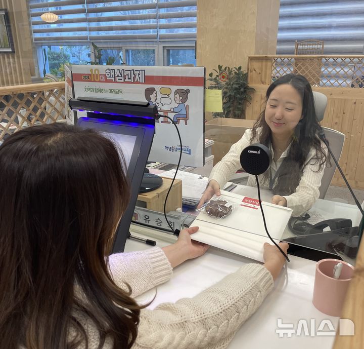 [전주=뉴시스] 전북특별자치도교육청은 22일 '민원의 날'을 맞아 고객지원실 방문객들에게 선물 나눔 행사를 개최했다. *재판매 및 DB 금지