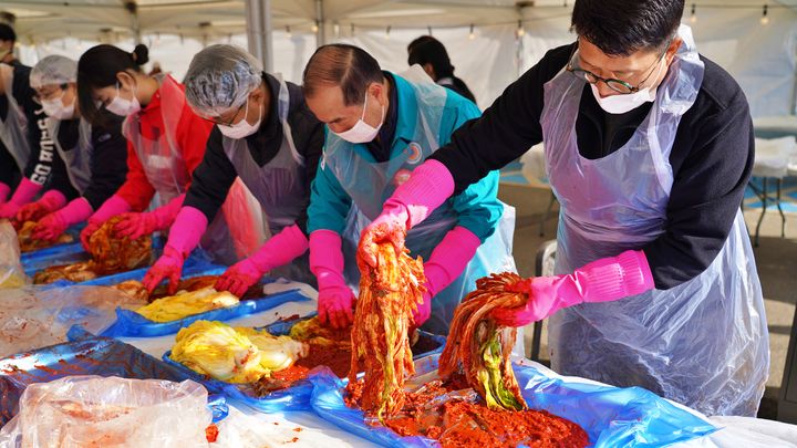 [전주=뉴시스]전북 전주시설공단은 22일 전주월드컵경기장 만남의 광장에서 '사랑의 김장 김치 나눔 행사'를 가졌다.(사진=전주시설공단 제공)2024.11.22. *재판매 및 DB 금지