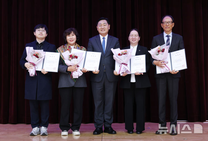 [전주=뉴시스] 22일 전북특별자치도청 대회의실에서 열린 ‘2024 전자민원모니터 성과보고회 및 역량강화 교육’에 김관영 전북지사와 수상자들이 기념촬영을 하고 있다. 2024.11.22 *재판매 및 DB 금지