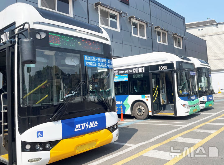 [광명=뉴시스] 광명시 시내버스 운수업체 차고지에서 전기버스가 운행을 준비하고 있다.(사진=광명시 제공)2024.11.22.photo@newsis.com