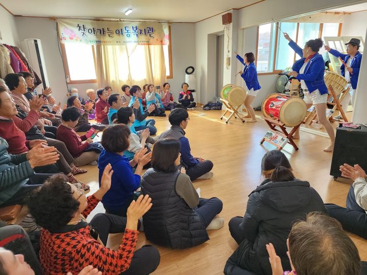 [안동=뉴시스] 22일 칠곡군 지천면 연호2리에서 선보인 '찾아가는 이동복지관'의 한 프로그램. (사진=경북도 제공) 2024.11.22. photo@newsis.com *재판매 및 DB 금지