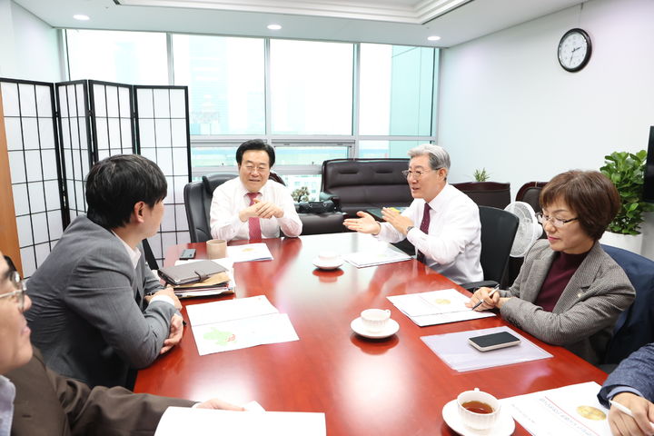 [의령=뉴시스] 21일 오태완 의령군수는 지역구 박상웅(가운데) 국회의원과 국가도로망 남북6축 노선 연장에 대해 설명하고 있다.(사진=의령군 제공) 2024.11.22.photo@newsis.com *재판매 및 DB 금지