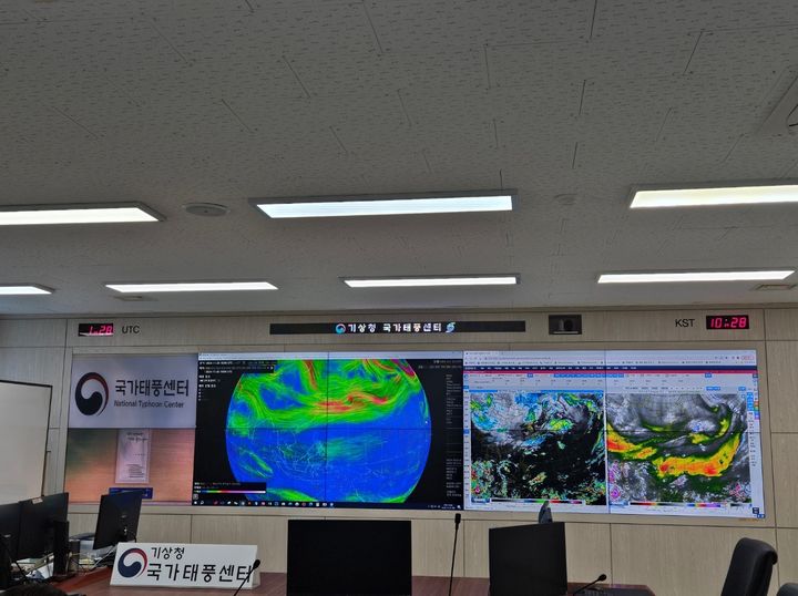 [서울·제주=뉴시스] 오정우 기자 = 기상청은 실측 자료와 함께 인공지능(AI) 기술로 예보·예측 정확도를 높이는 데 주력하고 있다고 밝혔다. 사진은 AI 기술을 활용해 국가태풍센터에서 예보하는 모습. 2024.11.24. friend@newsis.com *재판매 및 DB 금지