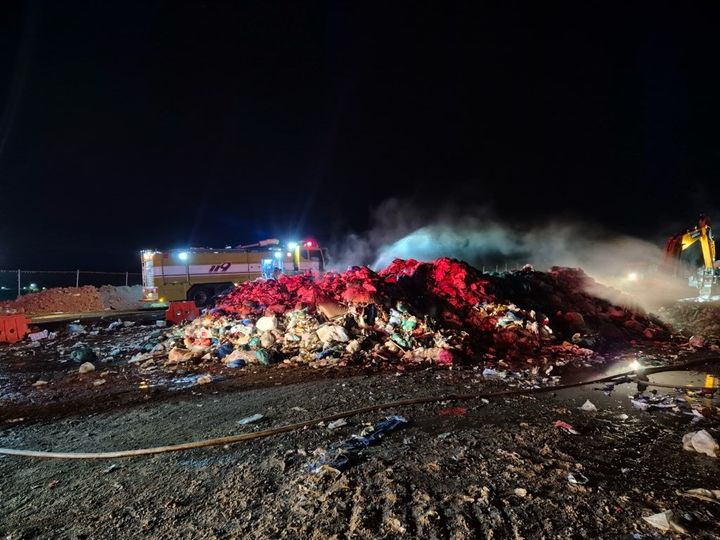 [서산=뉴시스] 22일 오후 9시12분께 충남 서산시 양대동 환경종합타운 내 야외폐기물 적치장에서 불이 나 현장에 출동한 소방대원들이 진화에 나서고 있다. (사진=독자 제공) 2024.11.22. photo@newsis.com *재판매 및 DB 금지