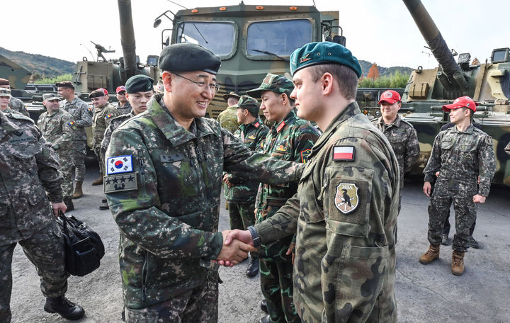 [서울=뉴시스] 육군은 지난 18일부터 전남 상무대 및 대전 자운대 병과학교 등지에서 2024년 후반기 육군 국제과정을 진행하고 있다고 22일 밝혔다. 올해 7월 최초 개설된 국제과정은 K9자주포·K2전차 등 국산 무기체계를 구매했거나 구매하기를 희망하는 주요 방산협력국 장병들을 대상으로 육군이 해당 장비의 전술적 운용방법을 직접 교육하는 프로그램이다. 박안수 육군참모총장이 국제과정에 참가중인 폴란드군 교육생을 격려하고 있다. (사진=육군 제공) 2024.11.22. photo@newsis.com *재판매 및 DB 금지