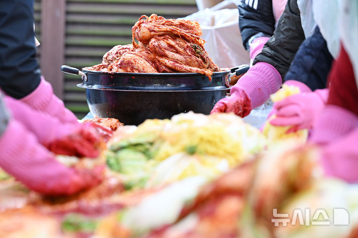 [광주=뉴시스] 이영주 기자 = 첫눈이 내린다는 절기상 소설(小雪)인 22일 오전 광주 서구 풍암동행정복지센터에서 풍암동 새마을협의회가 돌봄이웃에 전달할 김치를 담그고 있다. 2024.11.22. leeyj2578@newsis.com