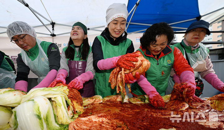 [광주=뉴시스] 이영주 기자 = 첫눈이 내린다는 절기상 소설(小雪)인 22일 오전 광주 서구 풍암동행정복지센터에서 풍암동 새마을협의회가 돌봄이웃에 전달할 김치를 담그고 있다. 2024.11.22. leeyj2578@newsis.com