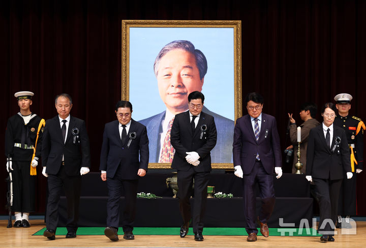 [서울=뉴시스] 전신 기자 = 22일 서울 동작구 국립서울현충원 현충관에서 열린 고 김영삼 전 대통령 서거 9주기 추모식에서 박찬대 더불어민주당 원내대표, 황운하 조국혁신당 원내대표, 전병헌 새미래민주당 대표 등 참석자들이 헌화 및 분향을 마친 뒤 단상을 내려오고 있다. 2024.11.22. photo1006@newsis.com