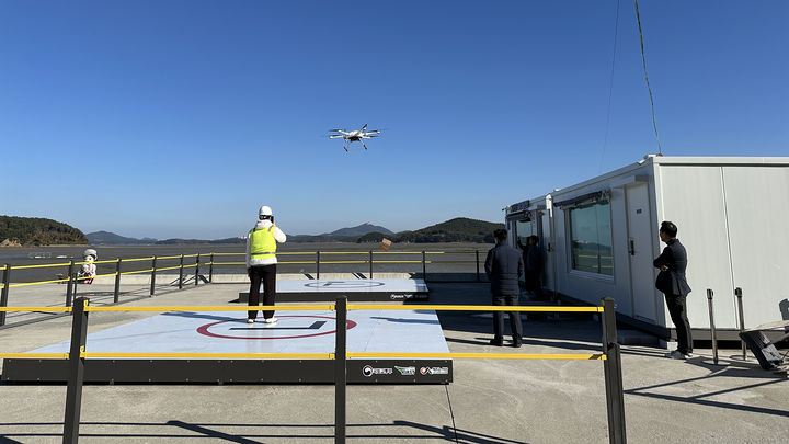 [서산=뉴시스] 지난 22일 서산시 지곡면 중앙항 드론 배송 거점에서 조종사가 우체국 택배 드론 배송 실증에 나서고 있다. (사진=서산시 제공) 2024.11.23. *재판매 및 DB 금지