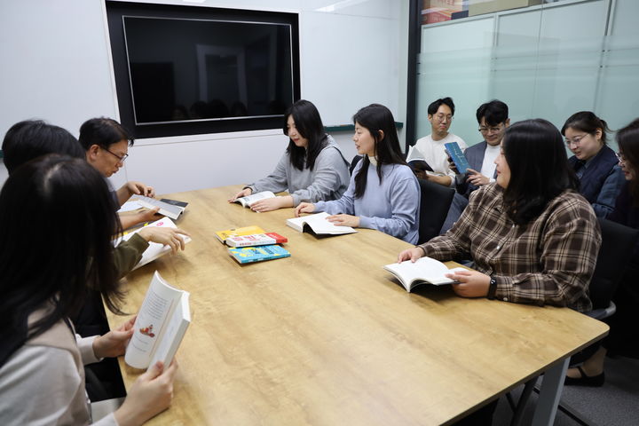 [김천=뉴시스] 책 읽는 독서문화 확산. (사진=한국도로공사서비스 제공) 2024.11.23 photo@newsis.com *재판매 및 DB 금지