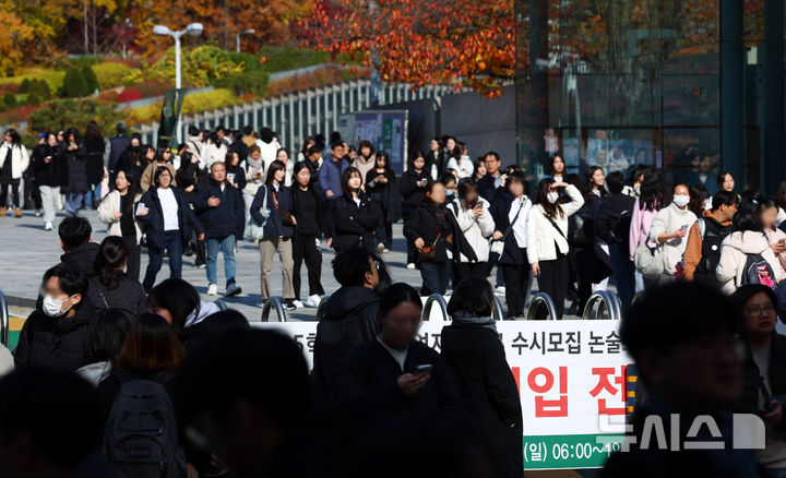 [서울=뉴시스] 전신 기자 = 23일 서울 서대문구 이화여자대학교에서 열린 2025학년도 수시모집 논술고사를 마친 수험생들이 고사장을 나서고 있다. 2024.11.23. photo1006@newsis.com