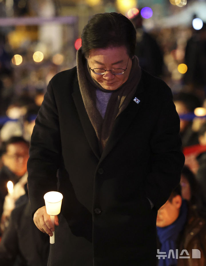 [서울=뉴시스] 김근수 기자 = 이재명 더불어민주당 대표가 23일 서울 종로구 광화문 광장에서 열린 ‘김건희-채상병 특검 추진! 국정농단 규명! 윤석열을 거부한다’ 2차 시민행진 집회에서 참석해 있다. 2024.11.23. ks@newsis.com