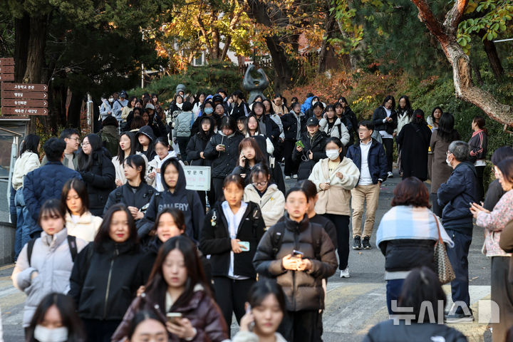 [서울=뉴시스] 김근수 기자 = 23일 서울 서초구 동덕여자중고등학교에서 열린 2025학년도 동덕여자대학교 수시 논술고사장에서 수험생들이 논술시험을 마치고 교문을 나서고 있다.  남녀공학 논의로 동덕여자대학교와 학생들간 치열한 대치 국면에 수험생들은 성북구 동덕여자대학교 캠퍼스가 아닌 세화여중고등학교, 동덕여중고등학교에서 논술고사를 치렀다. 2024.11.23. ks@newsis.com