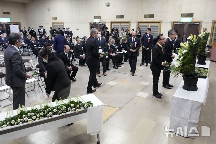 [사도=AP/뉴시스] 24일 일본 니가타현 사도시 아이카와개발종합센터에서 한국 정부의 불참속에 '사도광산 추도식'이 열리고 있다. 조태열 외교부 장관은 지난 23일 "우리 정부가 일본에서 열리는 사도광산 추도식에 불참하는 대신 별도 행사를 열기로 했다"고 밝혔다. 2024.11.24