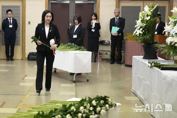 [니가타=AP/뉴시스]이쿠이나 아키코 일본 외무성 정무관이 지난 24일 니가타현에서 열린 사도광산 노동자 추도식에서 헌화하고 있다. 2024.11.25.